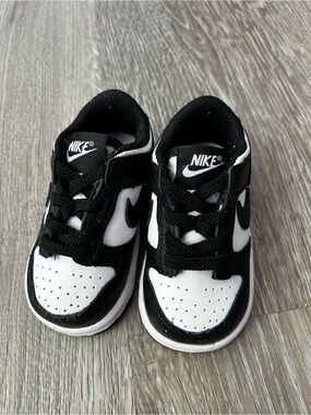 Nike Boys Black and White Low-Top Sneakers with Hook-and-Loop Strap